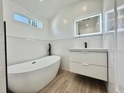Bathtub - 4918 Haskell Ave House