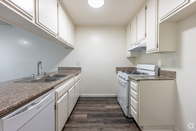 2BR, 2BA - 900SF - Kitchen - Lakewood Gardens