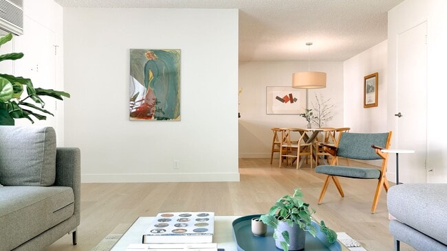 Building Photo - Townhouse Aparts Unit 206