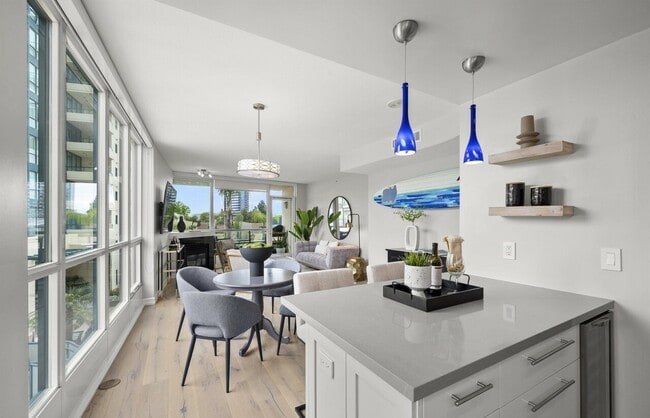 Photo - 555 Front St