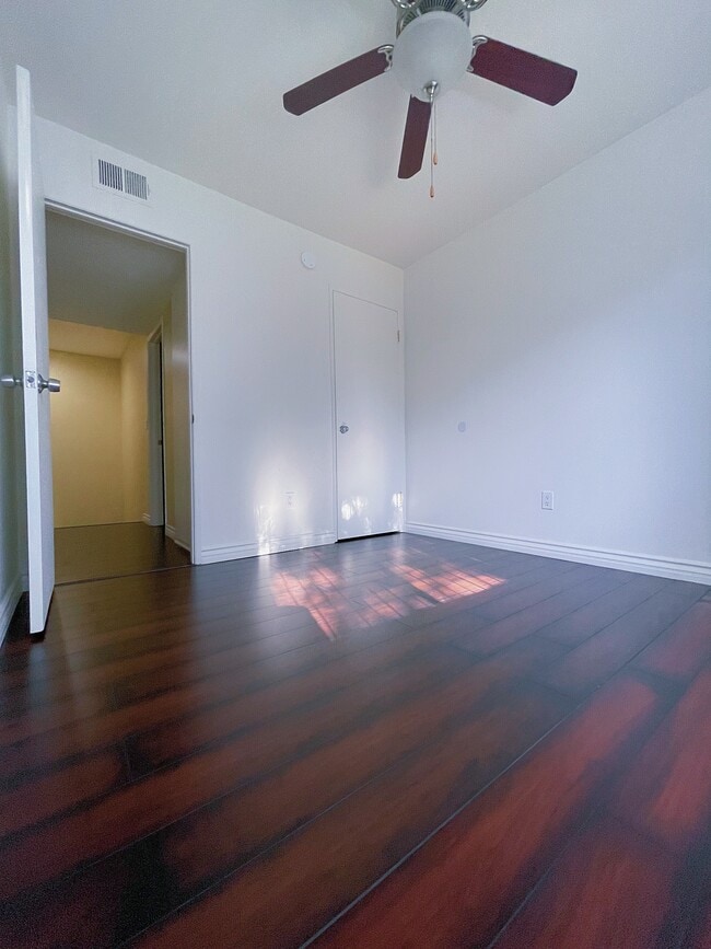 Private room for rent - 18526 Mayall St
