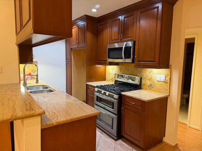 Photo - 1523 E Windsor Rd Unit 1