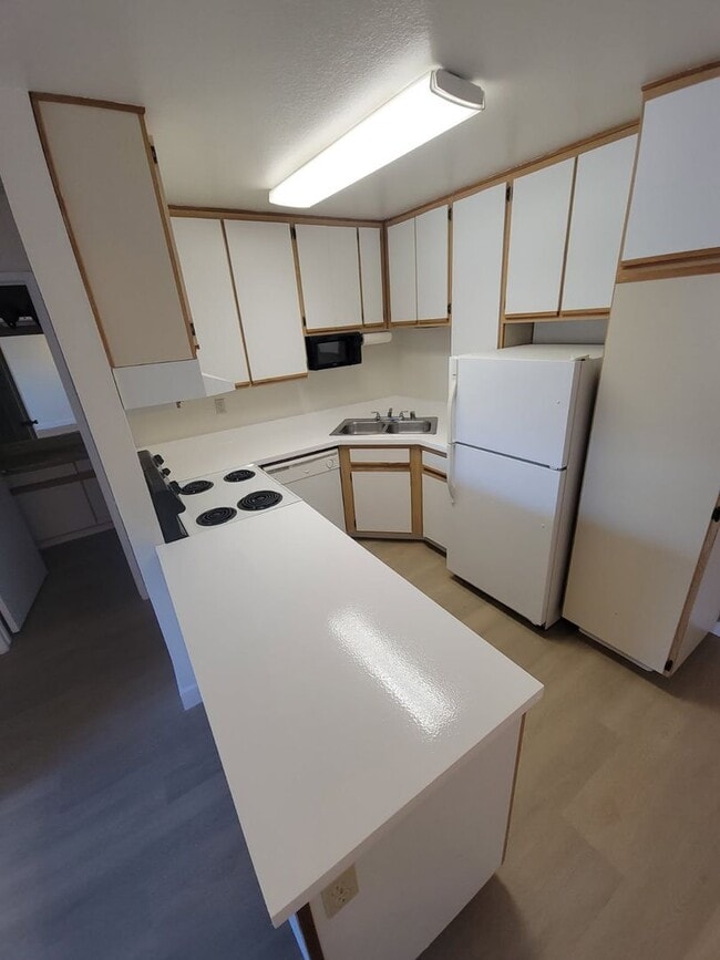 Building Photo - Spacious One Bedroom in Hillcrest! On-site laundry, and parking garage! Sm dogs OK! Unit 203