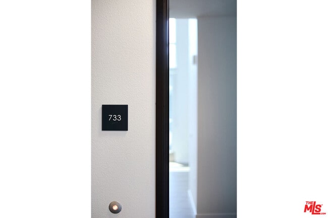 Photo - 5750 Hollywood Blvd Unit 733
