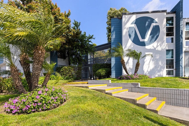 Building Photo - Valle at Fairway