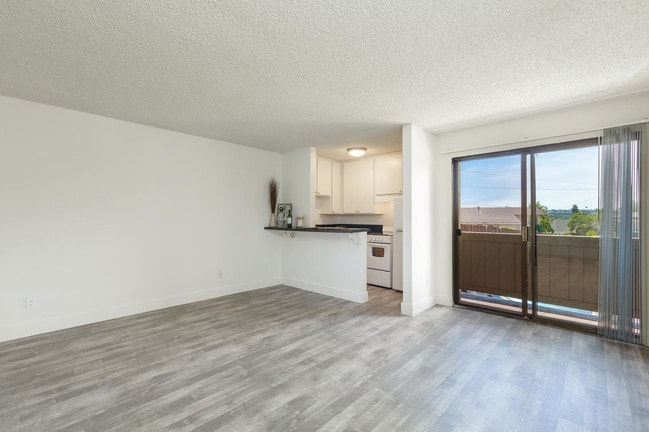 2185 Chatsworth Blvd, San Diego, CA 92107-Loma Highlands Apartment Homes Living Room - Elan Loma Highlands