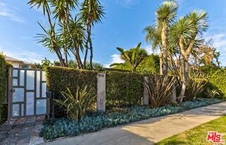 Building Photo - 609 N Doheny Dr