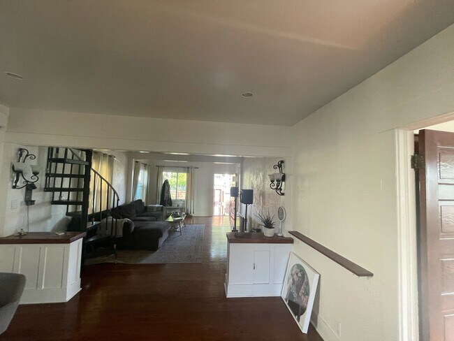 Photo - 547 Brooks Ave