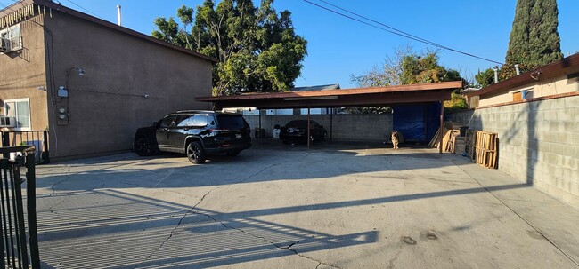 Building Photo - BEAUTIFUL 2 BED | Split Level| Feels Like Home Unit 1050 1/2