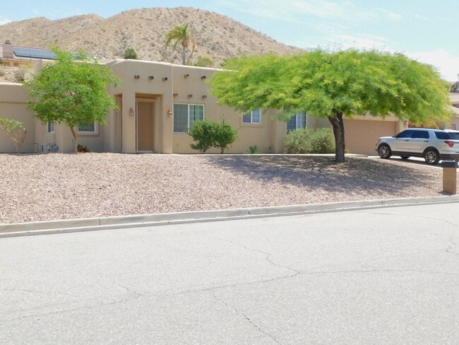 Building Photo - BIG, BEAUTIFUL 3  BED+LARGE BONUS ROOM  2.5 BATH HIGH UP IN DHS