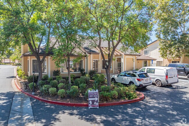Leasing Center - Alpine Woods