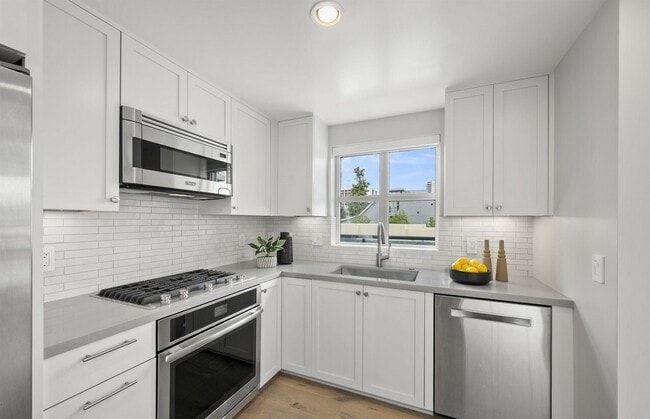 Photo - 555 Front St