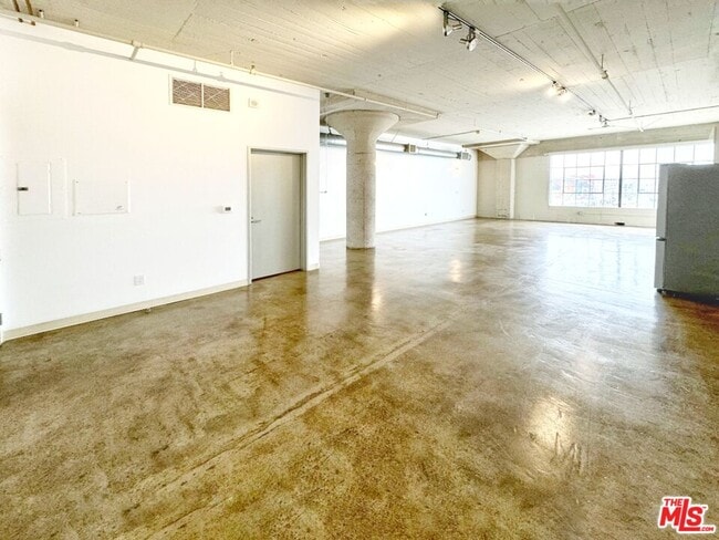 Building Photo - 1855 Industrial St Unit 611