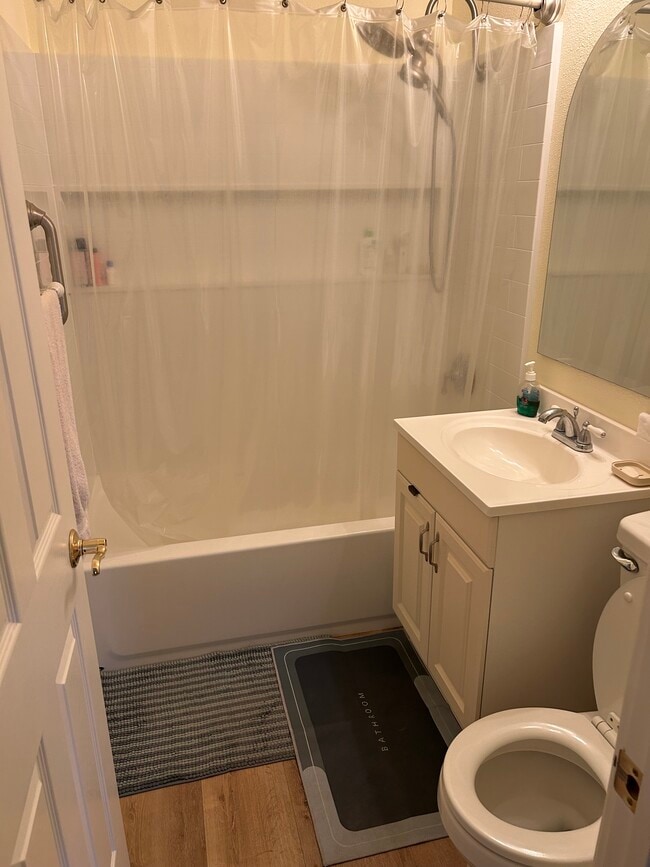 Photo - 637 Dornie St