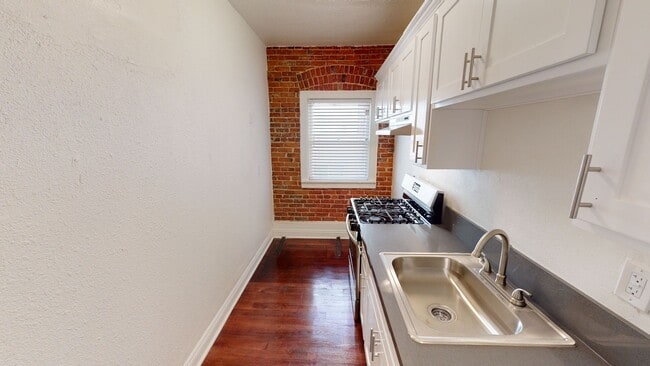 Photo - Leeward Apts...New York Style..Gorgeous Newly Remodeled!