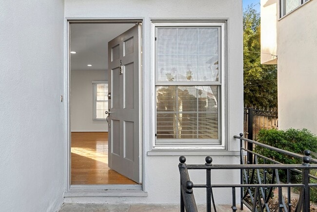 Building Photo - 1209 Orange Grove Ave Unit 5