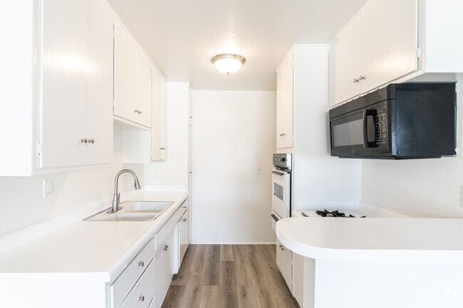 1BR, 1BA - 657 SF - Torrance Gardens