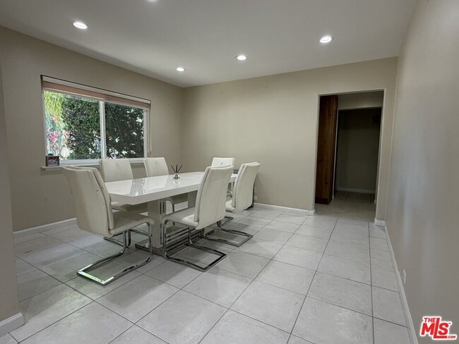 Photo - 10609 Reseda Blvd