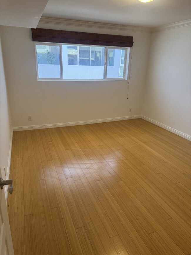 Downstairs Bedroom - 1154 S Barrington Ave Unit 313