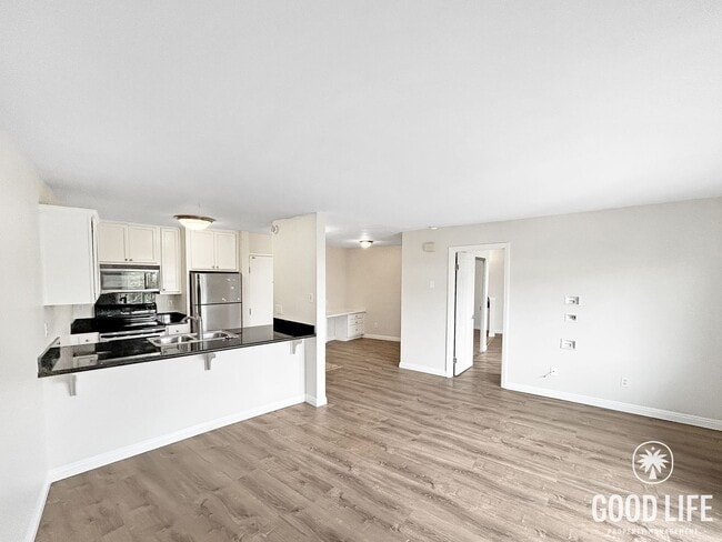 Building Photo - Stunning 1BD/1BA W/ Reserved Parking and Laundry On-Site in College East! Unit 10