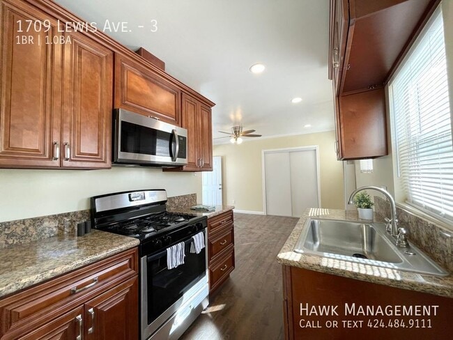 Building Photo - 1709 Lewis Ave Unit 3