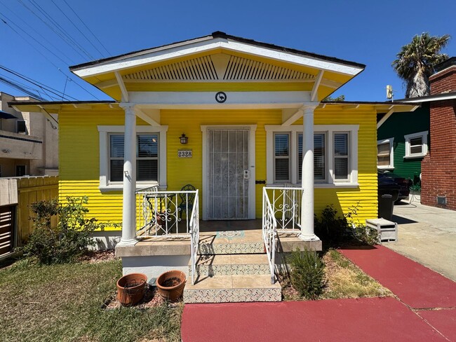 Building Photo - Charming Upgraded 2 Bedroom Cottage w/Cent... Rental