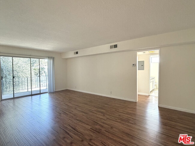 Building Photo - 711 Orange Grove Ave Unit 203