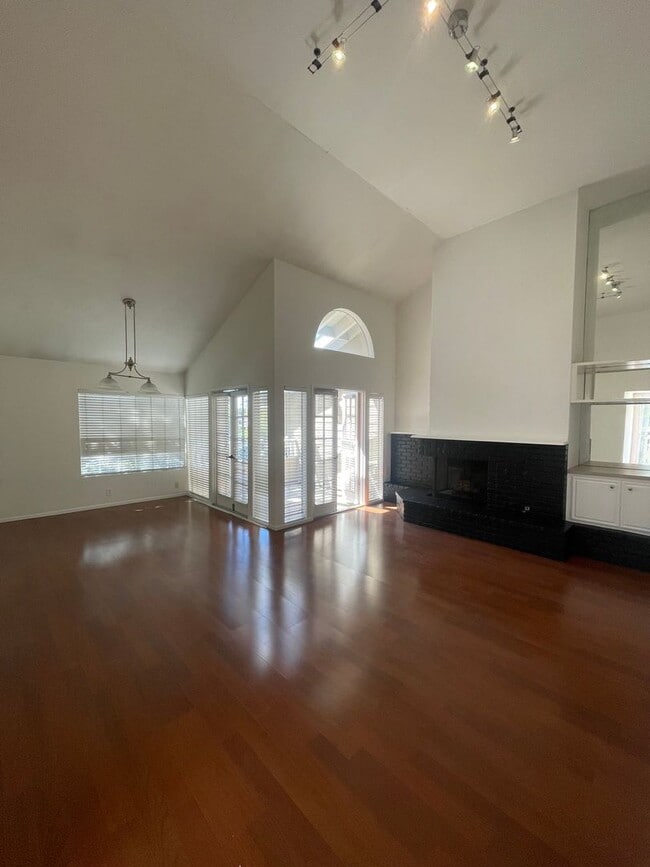 Building Photo - 2 Bed / 2 Bath in Clairemont