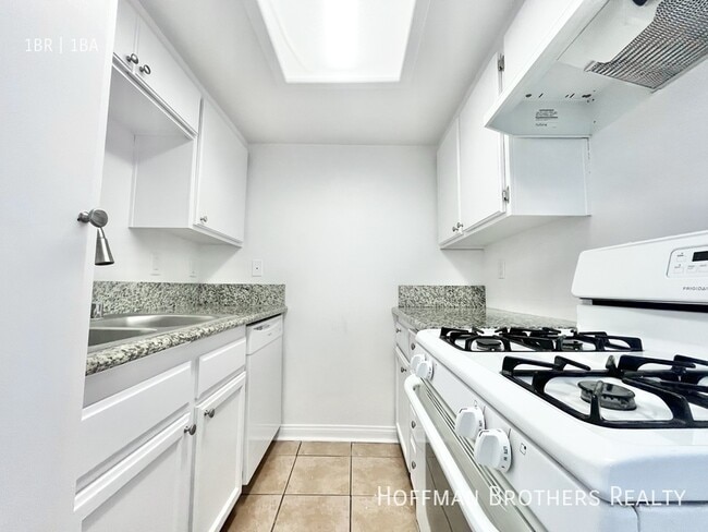 Building Photo - 5245 Riverton Ave