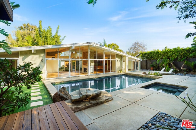 Building Photo - 30725 Manzano Dr