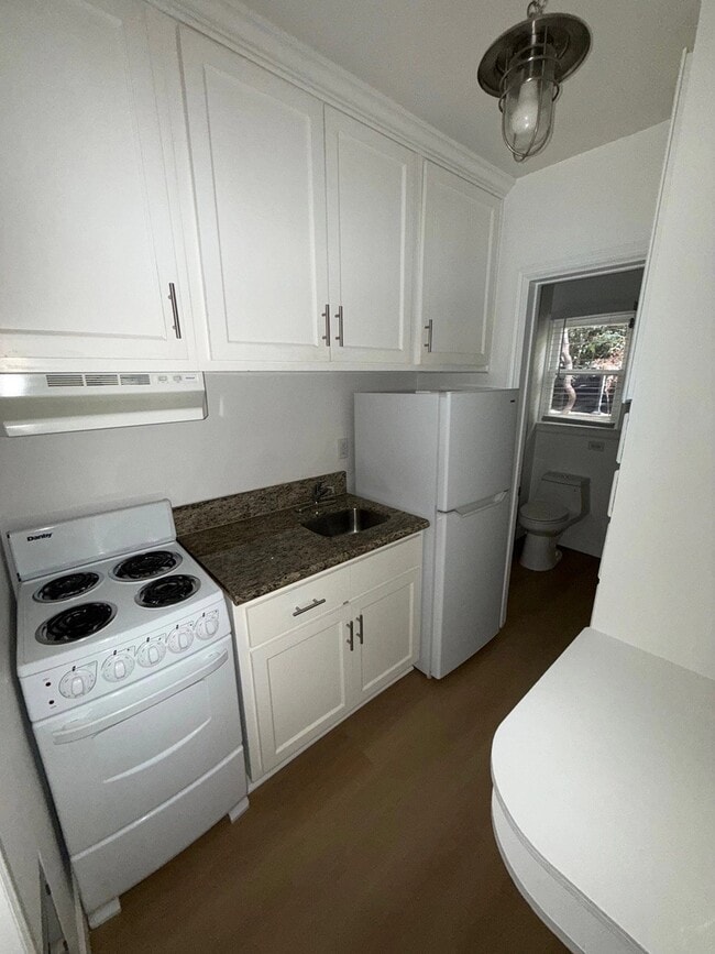 Building Photo - 346 N Palm Dr