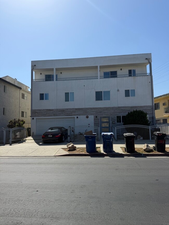 Building Photo - 3317 Bagley Ave Unit 5