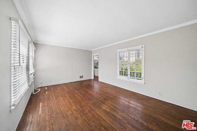 Building Photo - 1402 N Mansfield Ave Unit 1402 1/2