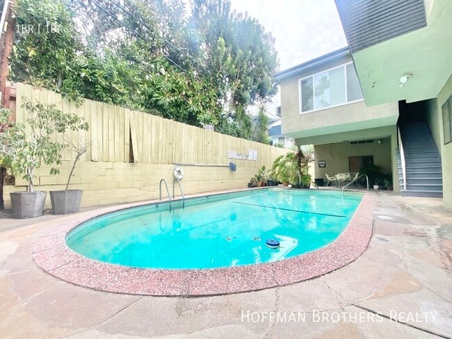 Photo - 8231 De Longpre Ave