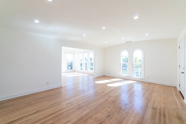 Building Photo - 5065 Edgewood Pl