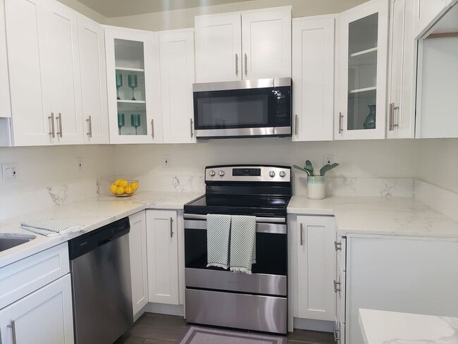 Building Photo - Beautiful 1 Bedroom Apartment in Orange Unit D-04