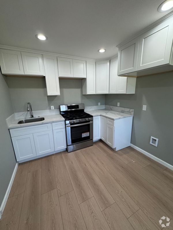 Building Photo - 2441 St Clair Ave Rental