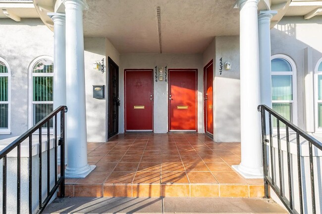 Bright and airy 2-bedroom 2-bath in Mid- City - Bright and airy 2-bedroom 2-bath in Mid- City Apartment Unit 4539 ½