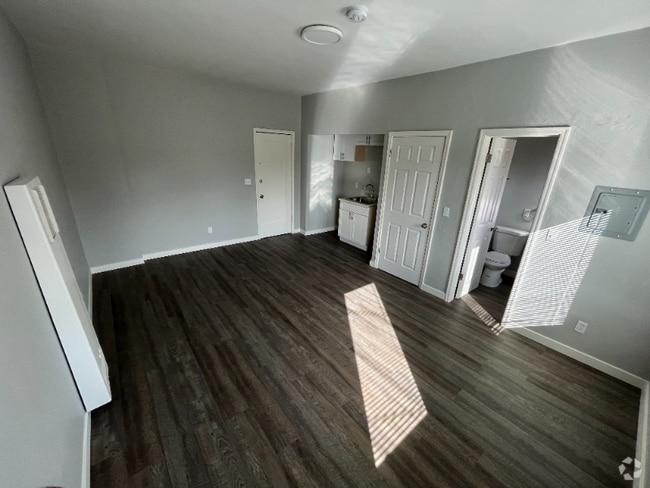 Building Photo - 1140 E Elk Ave Rental