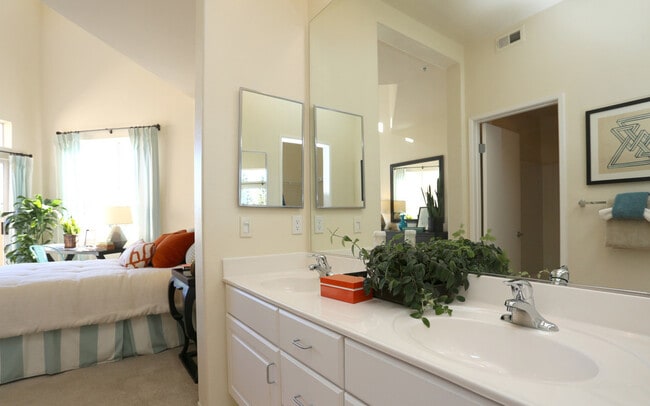 Photo - 5305 Toscana Way Unit SI FL2-ID1633410P