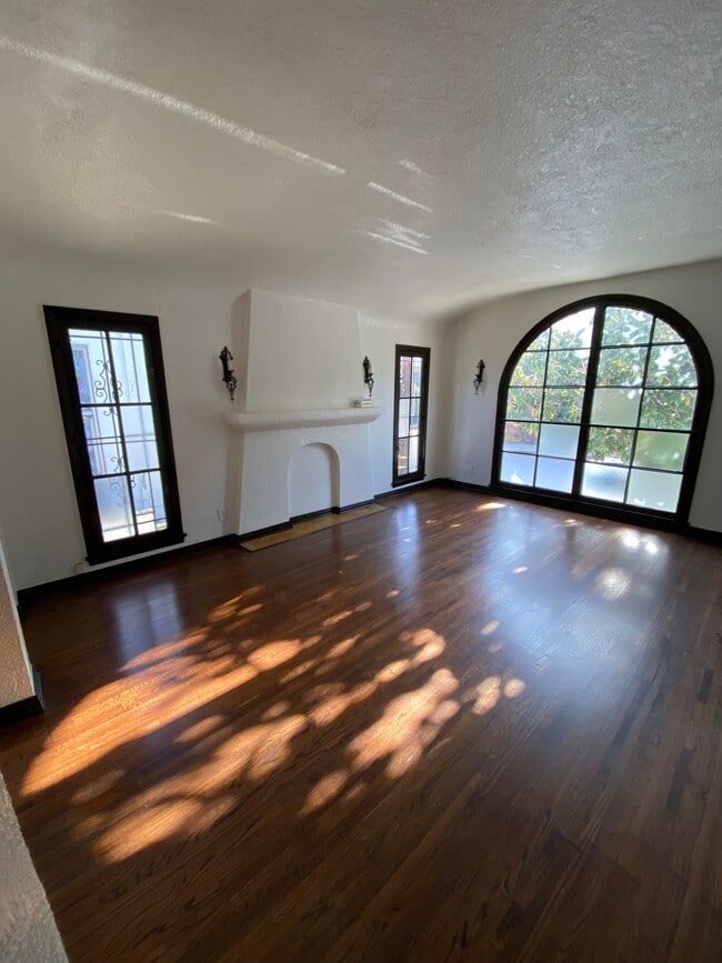 LIVING ROOM - 2570 N Beachwood Dr Condo Unit 2
