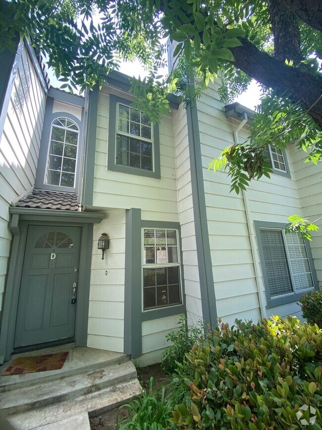 Building Photo - 3 bed, 2 1/2 bath 2-story condo on West si...