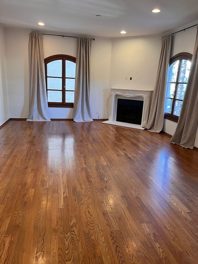 Photo - 325 S Swall Dr