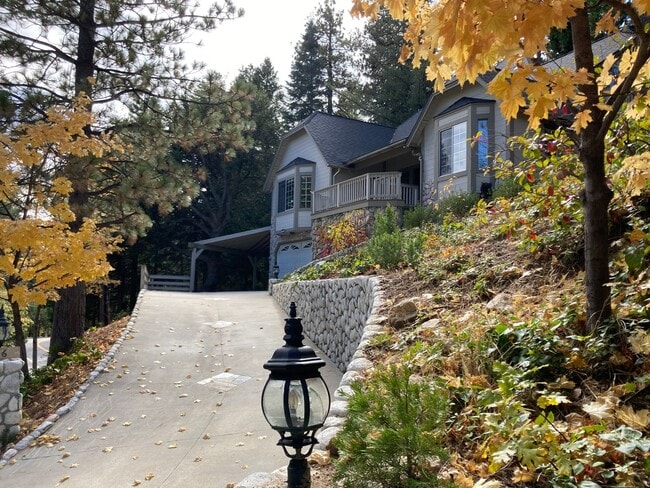 Building Photo - Charming Mountain Retreat across from Golf Course