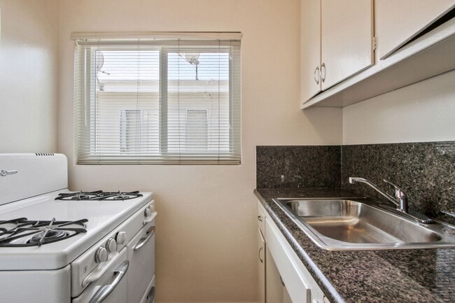 Building Photo - 10908 Santa Monica Blvd