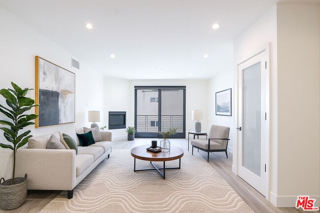 Building Photo - 11800 Courtleigh Dr Unit 404