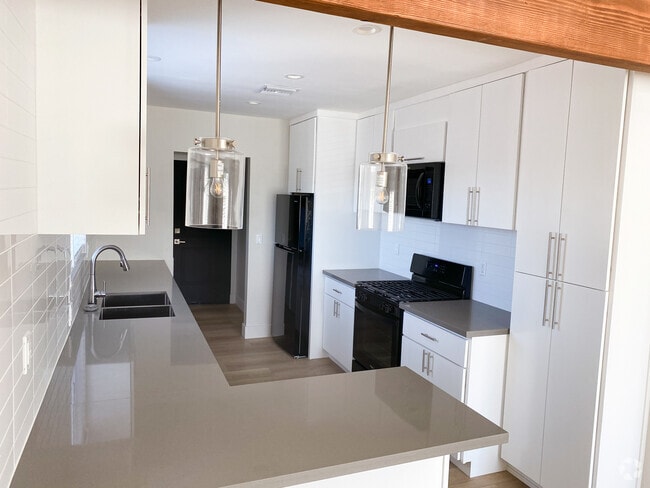Building Photo - 14859 Chatsworth Dr Rental