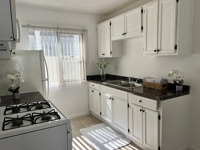 Building Photo - 1330 S Wilton Pl Unit apt 9
