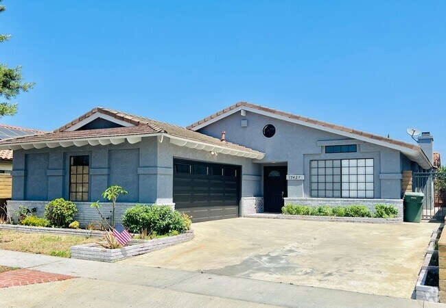 Building Photo - 4 bedroom home for lease