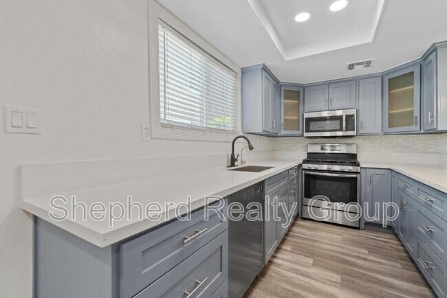 Photo - 405 Pioneer Dr